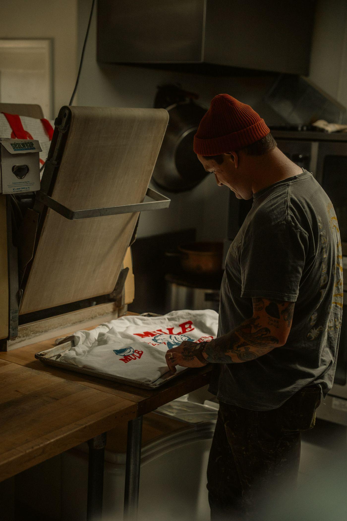 Proceso artesanal de personalización textil en el taller